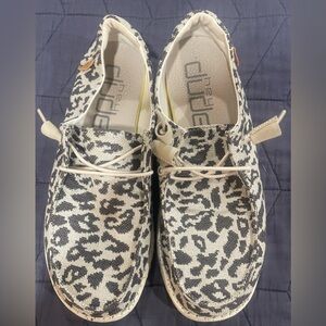 Super Cute!! Women’s HEY DUDE size 8 Cheetah Grey